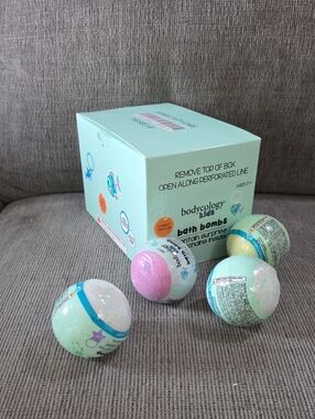 Bodycology Kids Bath Bombs, Ages 3+, 12 Berry Scented Bombs, New.